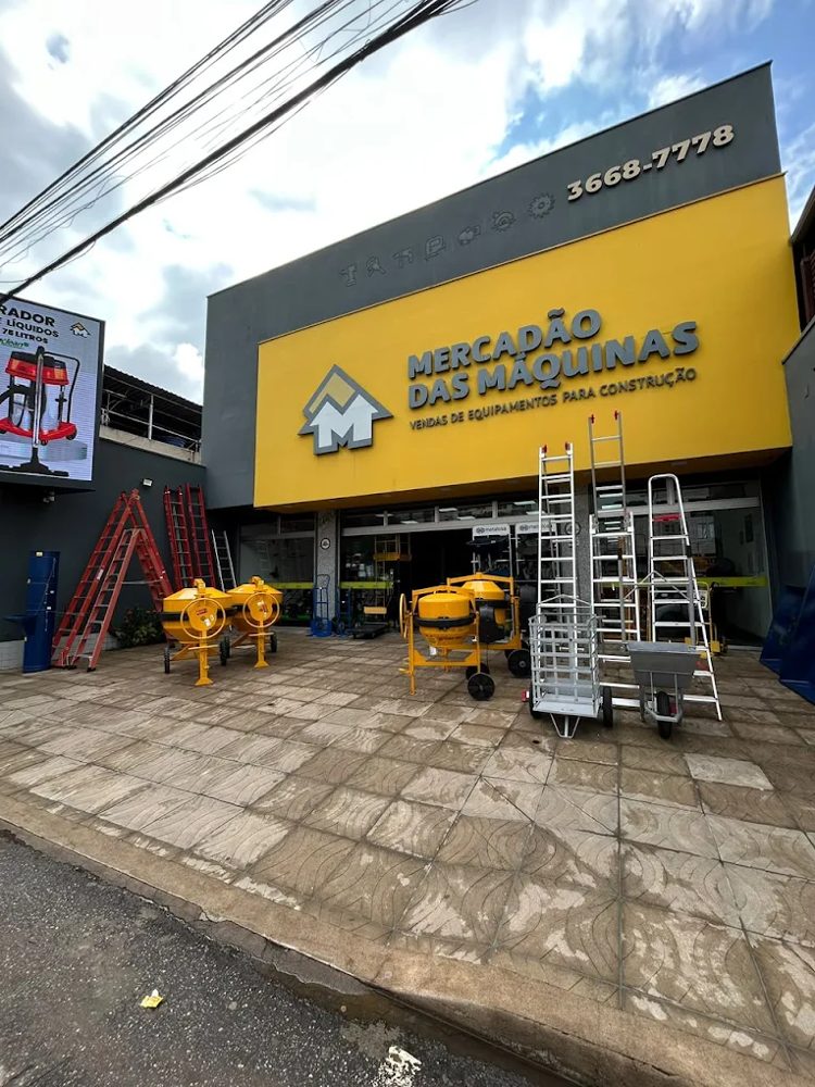 Fachada da loja Mercadão das Máquinas em Ipatinga, com betoneiras e escadas expostas na calçada